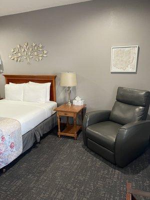 Cozy Suite - single Queen room with recliner