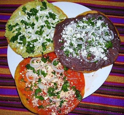 Tostada de frijol, tostada de guacamole, tostada de salsa