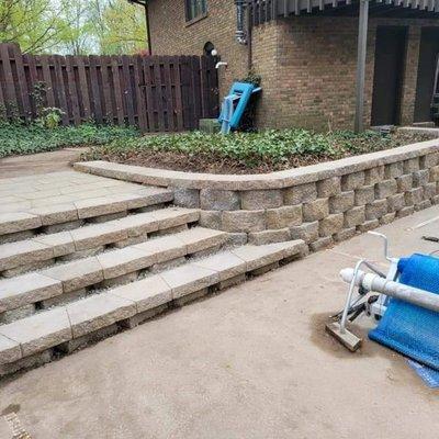 Retaining wall with stairs