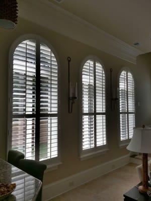 Arched top plantation shutters