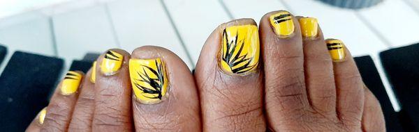 Black n Yellow pedicure