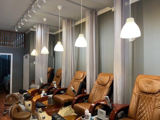 Clean and comfortable environment, good nail service, I highly recommend coming here