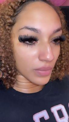 Volume and wispy bottom lashes