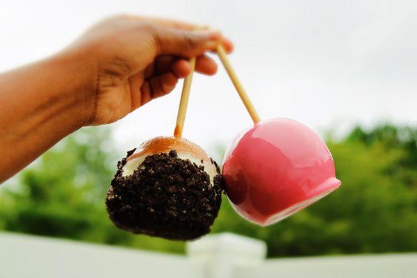 Oreo and cotton candy flavored candy apples.