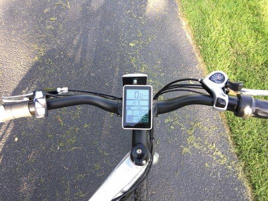 Computer that displays your speed, mode, pedal assist and battery level, and miles ridden.