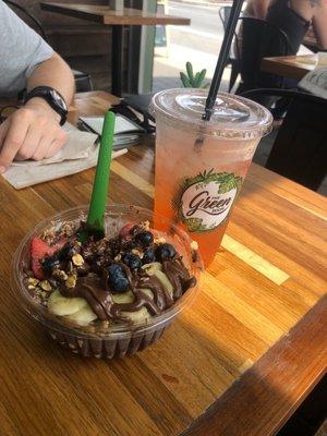 Açaí bowl and strawberry lemonade