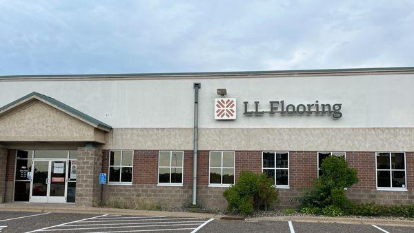 LL Flooring #1231 Woodbury | 7700 Hudson Road | Storefront