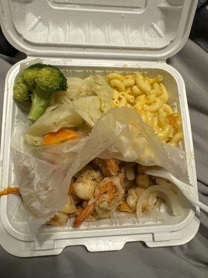 1/2 lb. Jumbo Shrimp & 7 Piece Scallops Grilled Dinner with Macaroni & Cheese, and steamed vegetables