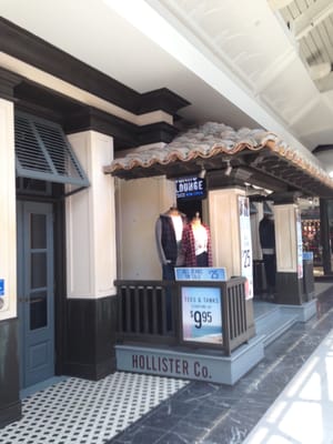 Marlborough Hollister Store -- Solomon Pond Mall : 601 Donald Lynch Boulevard, Marlborough                   Storefront