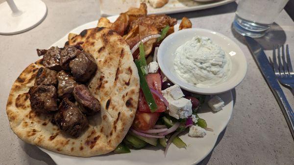 Beef souvlaki platter