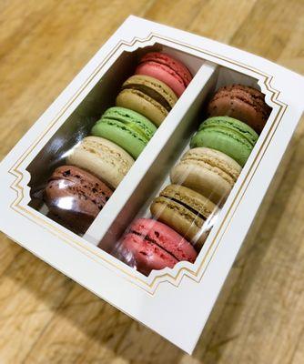 Gift box with an assortment of 10 large Macarons.