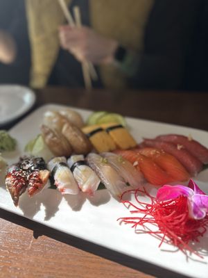 Scallop sushi, omelette sushi, tofu skin sushi, eel sushi, octopus (taco) sushi, madori sushi, salmon sushi, tuna sushi