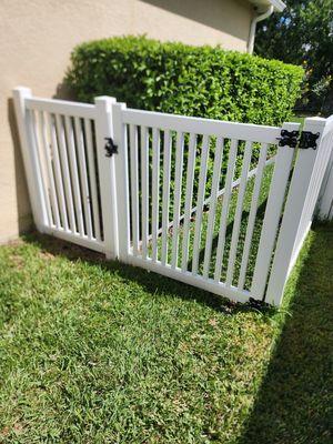 Clean vinyl fencing