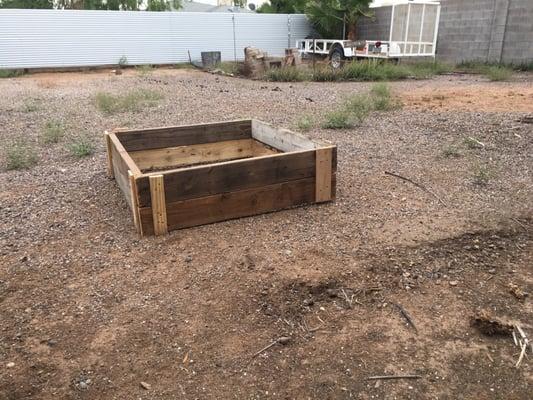 Raised garden bed