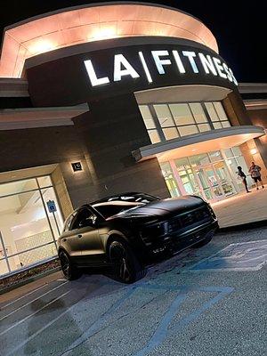 Porsche macan Phantom matte black wrap