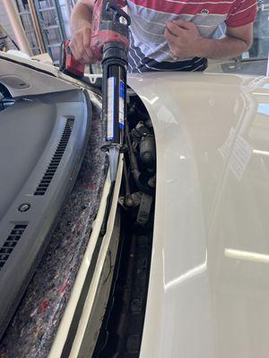 Photo in action of a windshield install.