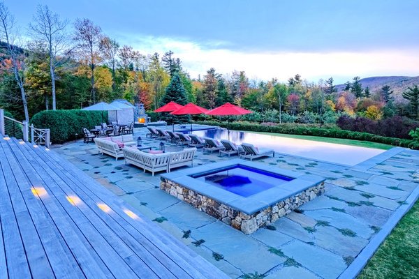 Fieldstone veneered hot tub with bluestone patio pavers