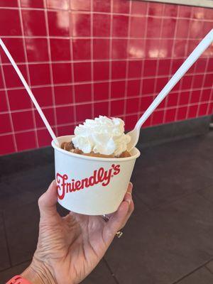 Peanut butter and hot fudge sundae