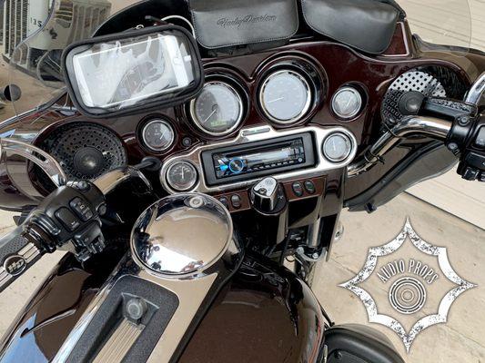 Radio, phone holder and German Maestro speaker system installed on 2011 Harley Davidson