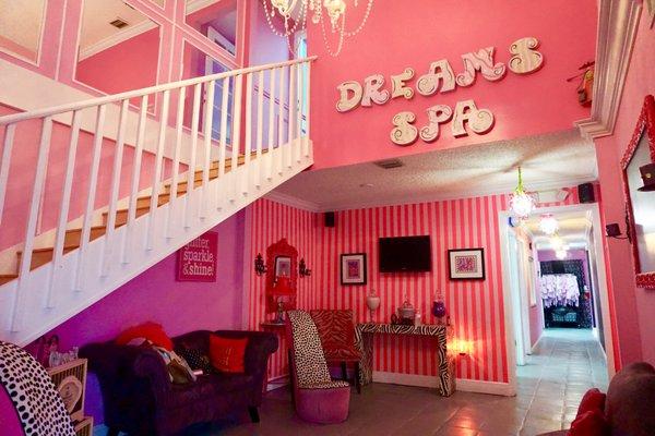 the beautiful and really pink entrance of Dreams Spa Party.