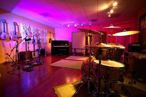 Full band recording, vintage mics, large acoustic spaces and gear.  Experienced and talented engineers.