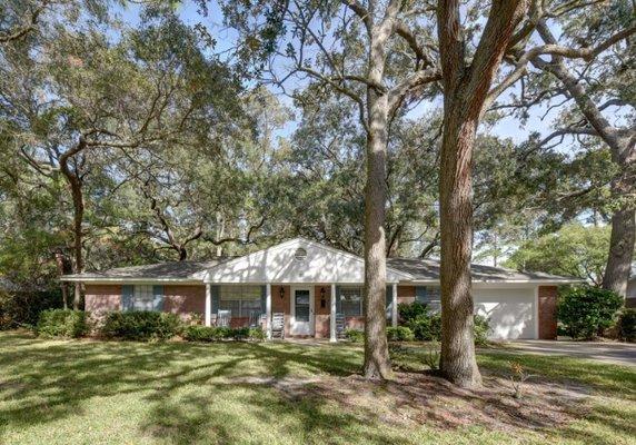 Dickerson Cottage on the beautiful Jekyll Island. Sleeps 8