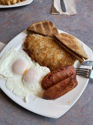 Eggs, hash browns, wheat toast, and chouriço.