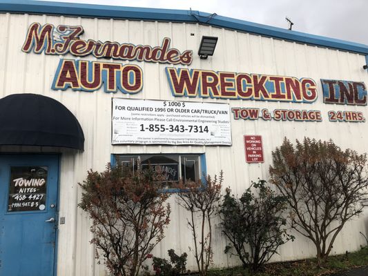 Fernandes Auto Wrecking & Towing Inc