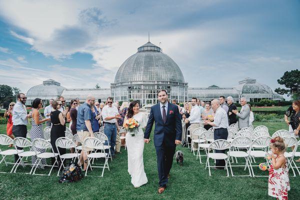 Detroit Wedding Photographer captures beautiful outdoor wedding at Belle Isle Park