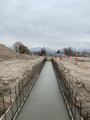 Trench wall footing