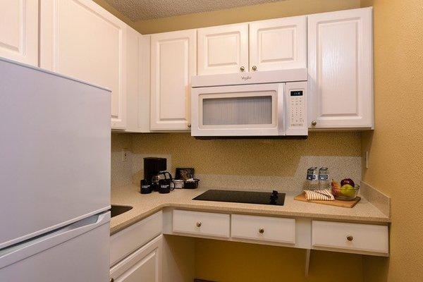 Here you'll find the Kitchenette included in our Standard QQK, QK and QKH rooms. All kitchens include fridge and freezer, as well as dishes.