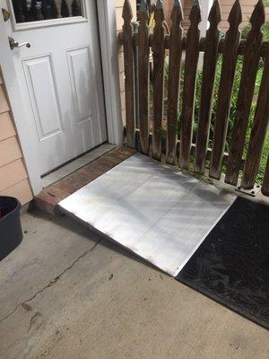 Adjustable threshold wheelchair ramp.