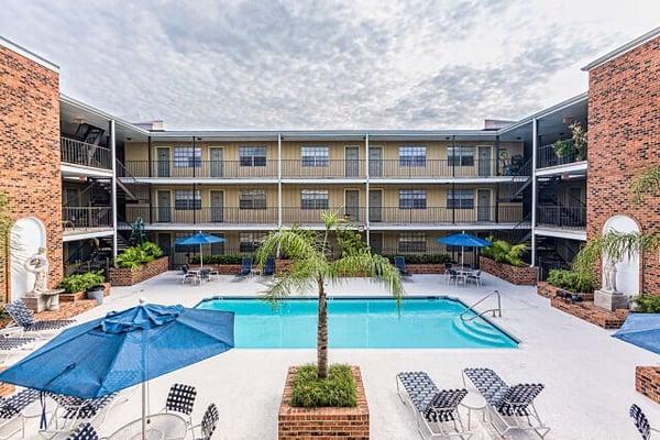 Coliseum Place apartment in the Garden District. Walking distance to St Charles street car line.