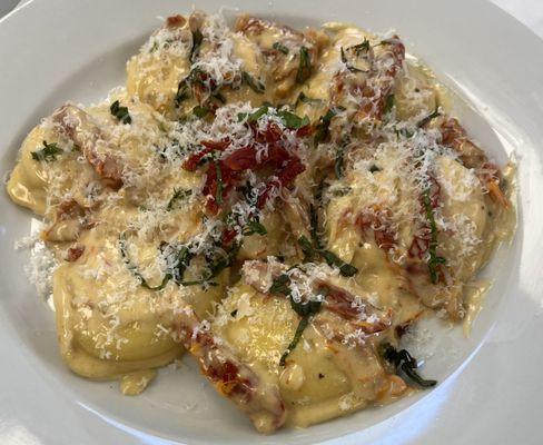 Cheese ravioli/sun dried tomatoes/parmesan cream sauce