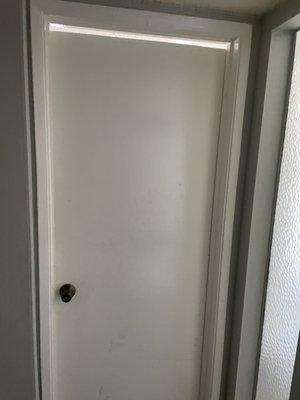 The door doesn't even fit !