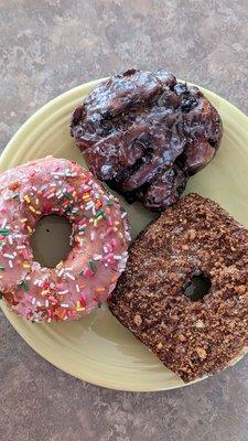 Cinnamon Crumble Cronut, Cherry Glazed Raised Donut filled with Whipped Cream, Blueberry Fritter | Instagram: @telephonesmoothie