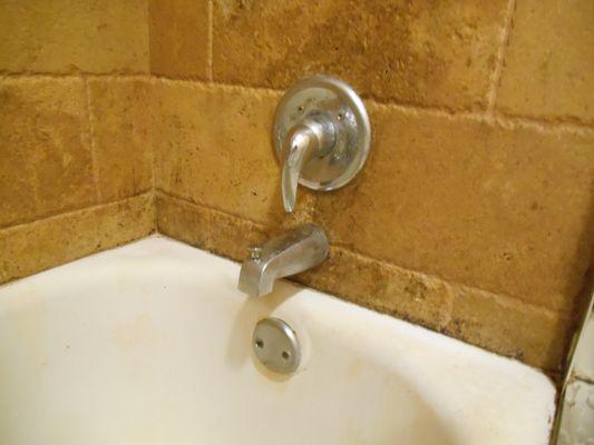 This is the shower tub handle that needs tightening.