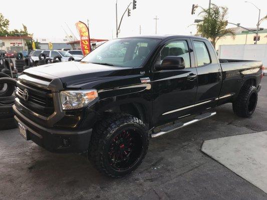 LEVELING KIT WITH WHEELS AND TIRES