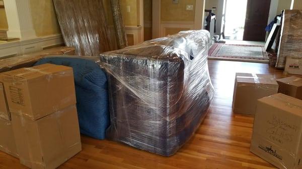 NJ Moving: Pack sofa with pads and stratch wrap