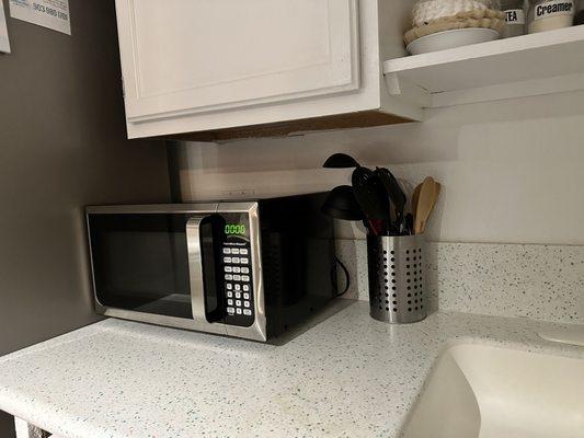 Fully stocked kitchen with accessories for cooking. }:{