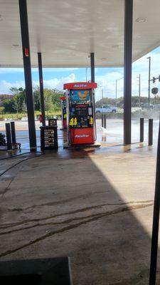 D' Power washing behind the pumps Racetrac gas Okeechobee FL 1-26-2024 Friyay