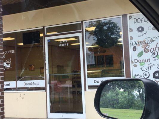 As of Wednesday, August 9, 2017--Donut Land is VERY MUCH OPEN! It is delicious.