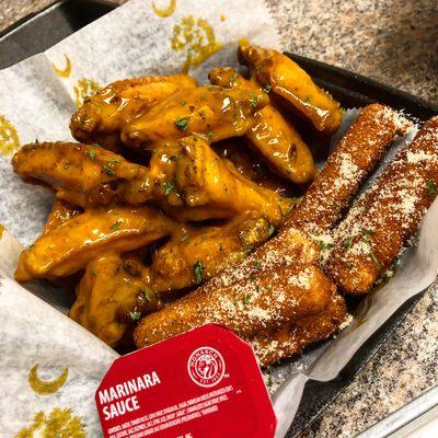 Carolina Gold Wings/ wit Mozzarella Sticks