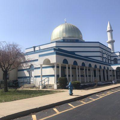 Saturday, 1 May 2021 - outside the Islamic Center of Cleveland (COVID-19 vaccine shots are available here for a limited time).