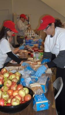 Team Cars 4 Causes preparing sack lunches