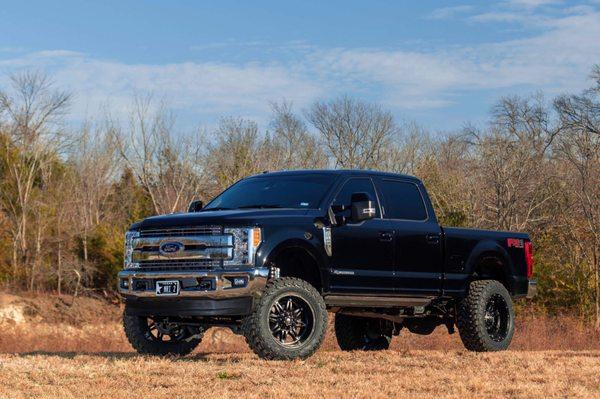 2017 F-250 with a Fabtech 6" 4 Link Lift Kit with King 2.5" Front and Rear Shocks, 20x10 Fuel Wheels wrapped in 37" Toyo MT tires.