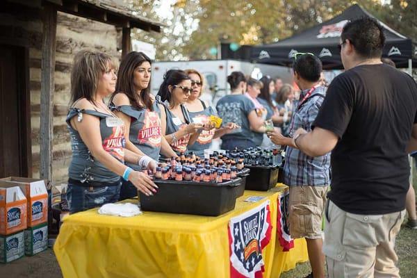 Happy volunteers. Courtesy of Rocio Garcia Photography