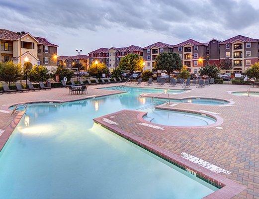 University Pointe - Swimming Pool