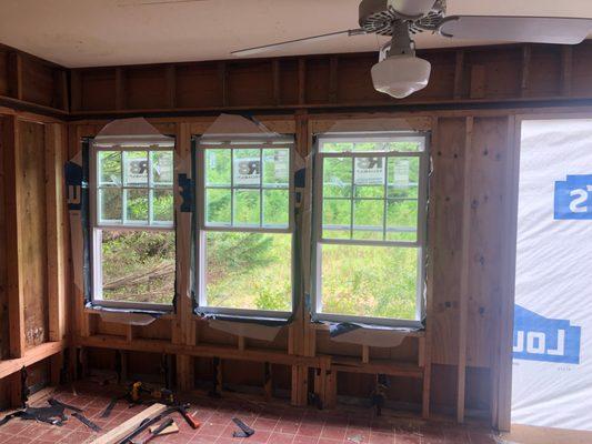 Newly installed windows with no headers