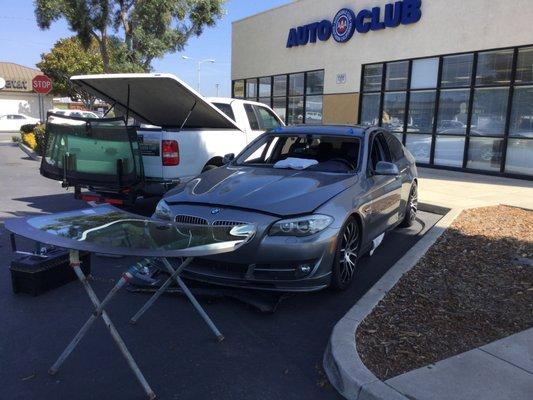 2011 Bmw 528. Cowl & Wipers removed for an accurate set.